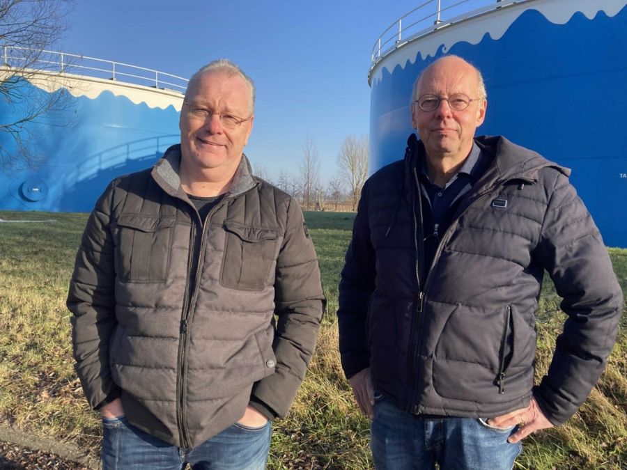 twee mannen voor een watersilo