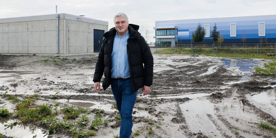 Dennis Meerburg voor een gebouw