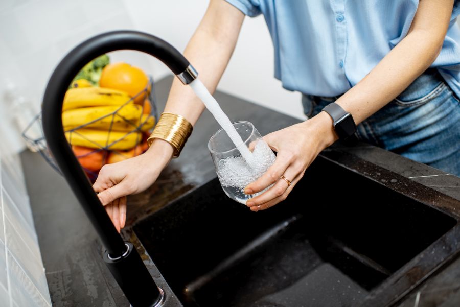 Glas met water vullen in de keuken