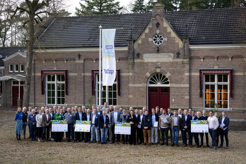 Groep mensen op de foto met borden van ondertekening