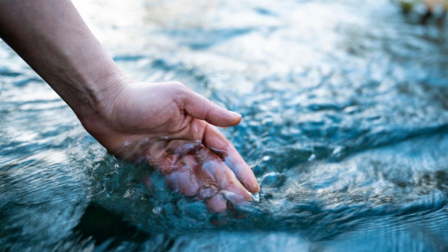 Hand door het water