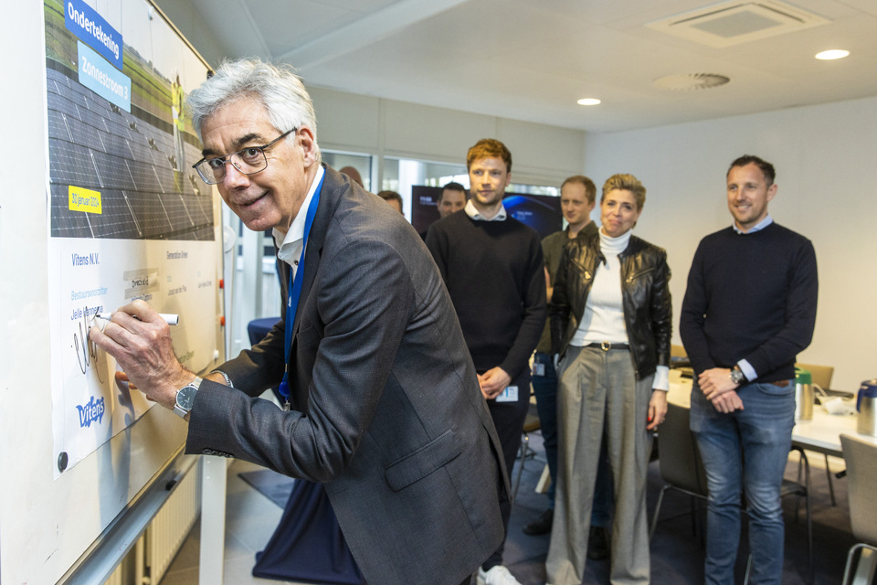 Jelle Hannema ondertekend een groot bord voor Zonnestroom