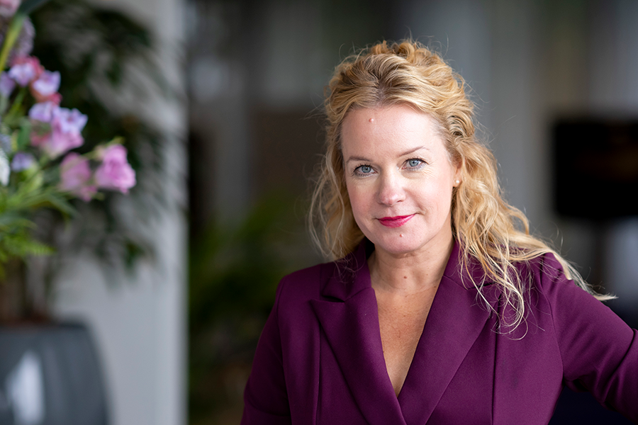 Vrouw met blond haar in kantooromgeving