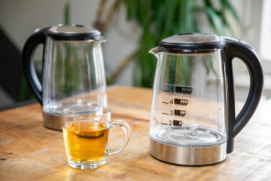Waterkoker met kop thee ernaast