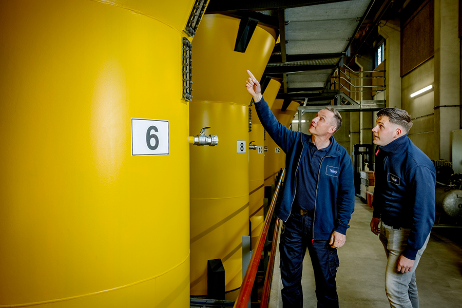 Wim Okkema en collega Jesse op locatie Spannenburg in Tjerkgaast