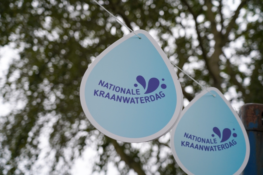 Druppels met logo Nationale Kraanwaterdag hangen in boom