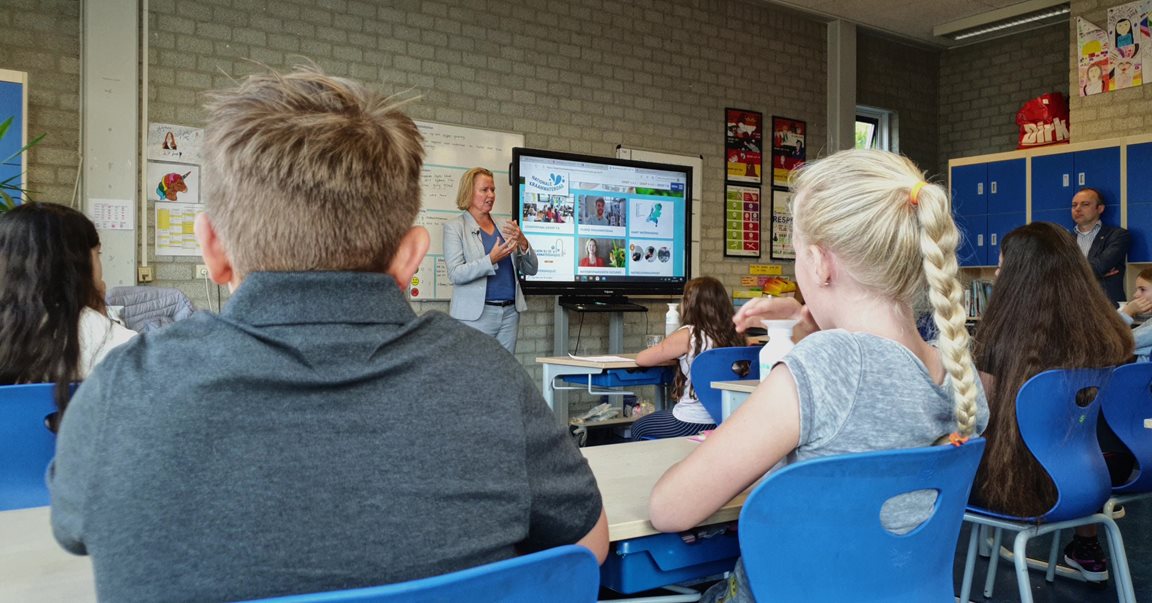 Marike Bonhof (CFO Vitens) vertelt op basisschool De Windroos in Deventer over kraanwater.