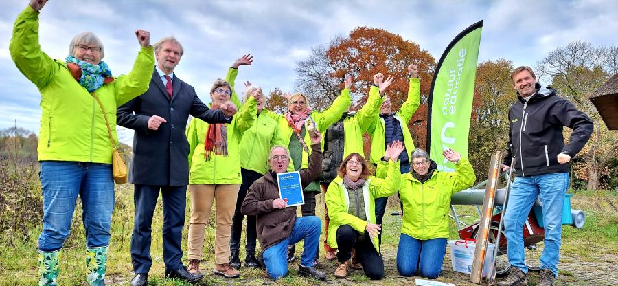 Groep mensen die juichen na ontvangst van de prijs