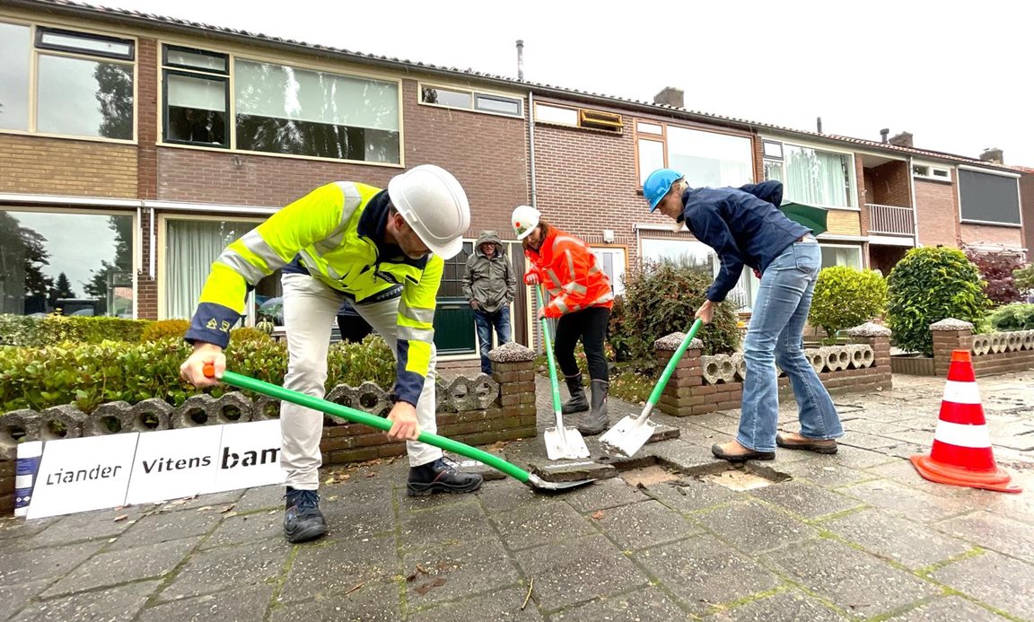 De eerste 'schop in de grond' met Vitens en Liander in Harderwijk.