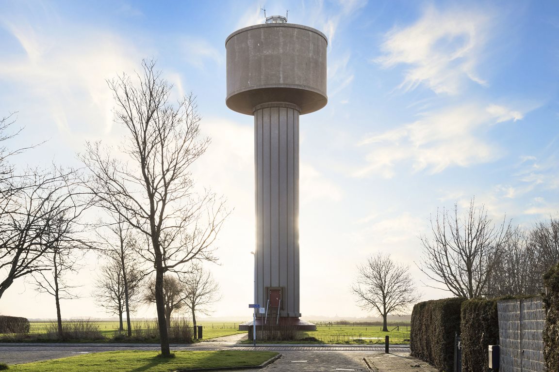 De watertoren Sint Jacobiparochie staat aan de rand van het gelijknamige dorp in de gemeente Waadhoeke.
