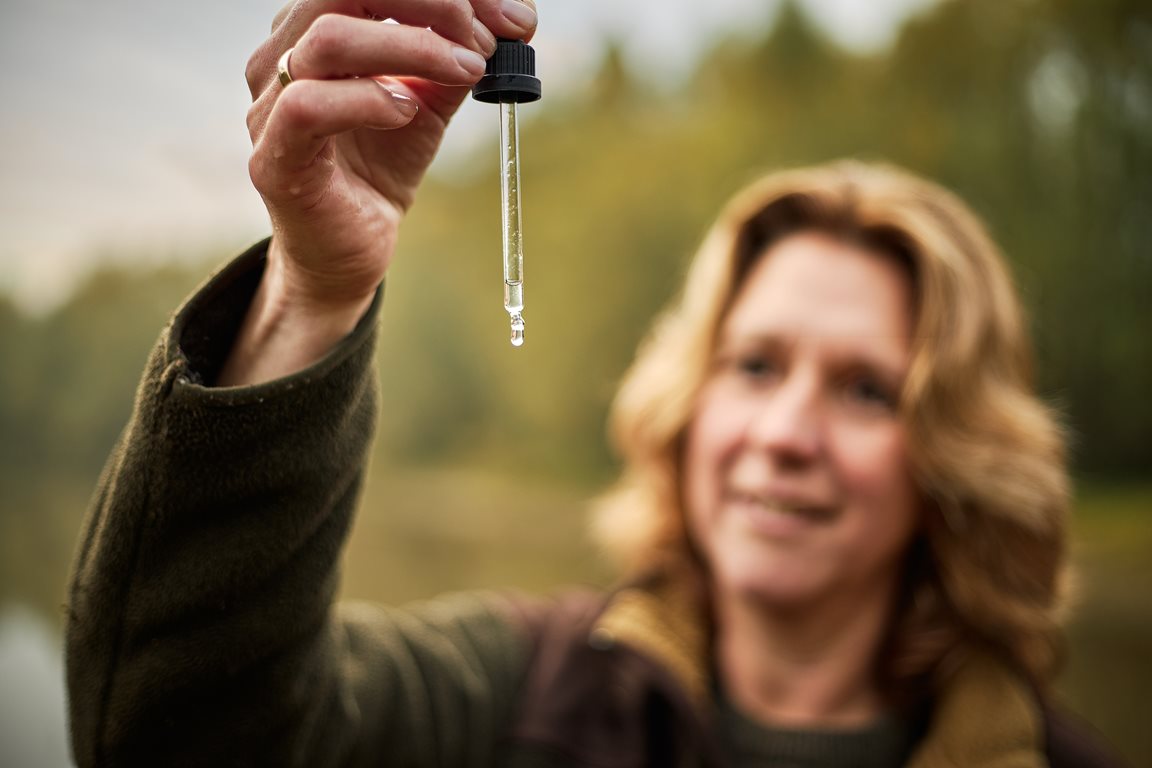 Natuurbeheerder pipet.