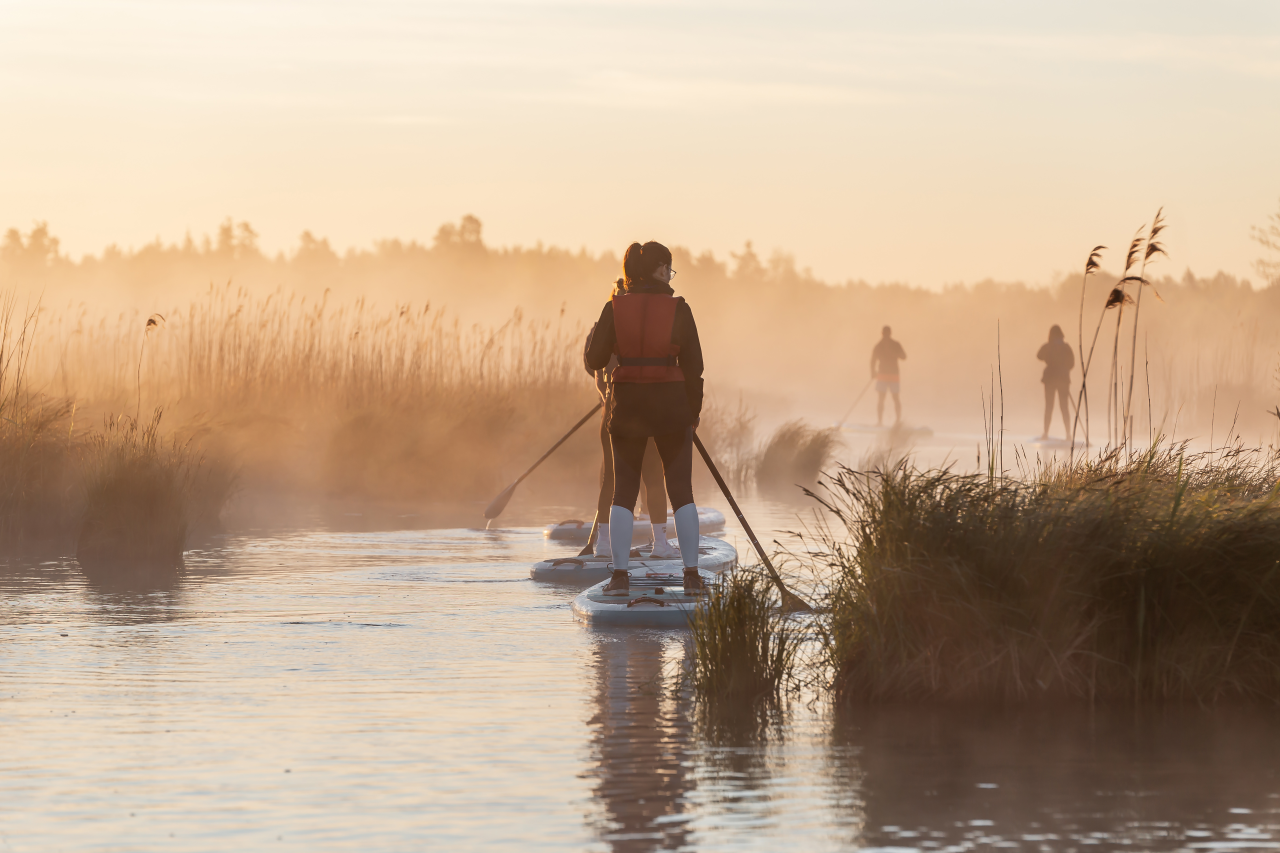 Mensen op een sup op de rivier