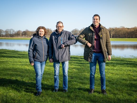 Boer, waterschap en Vitens bevloeien droog grasland met rivierwater.